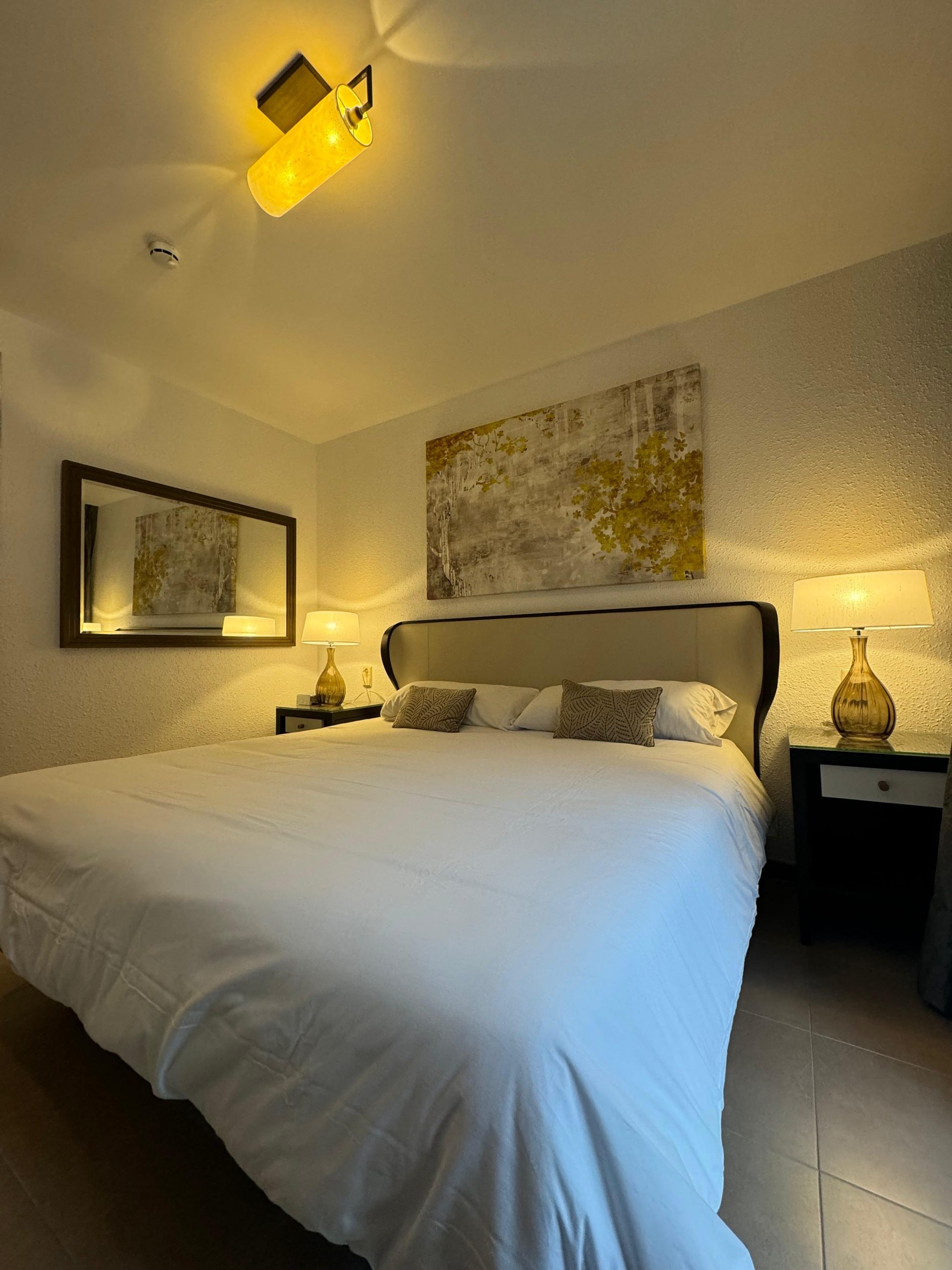 hotel valls valira cama cuadro espejo luz calida