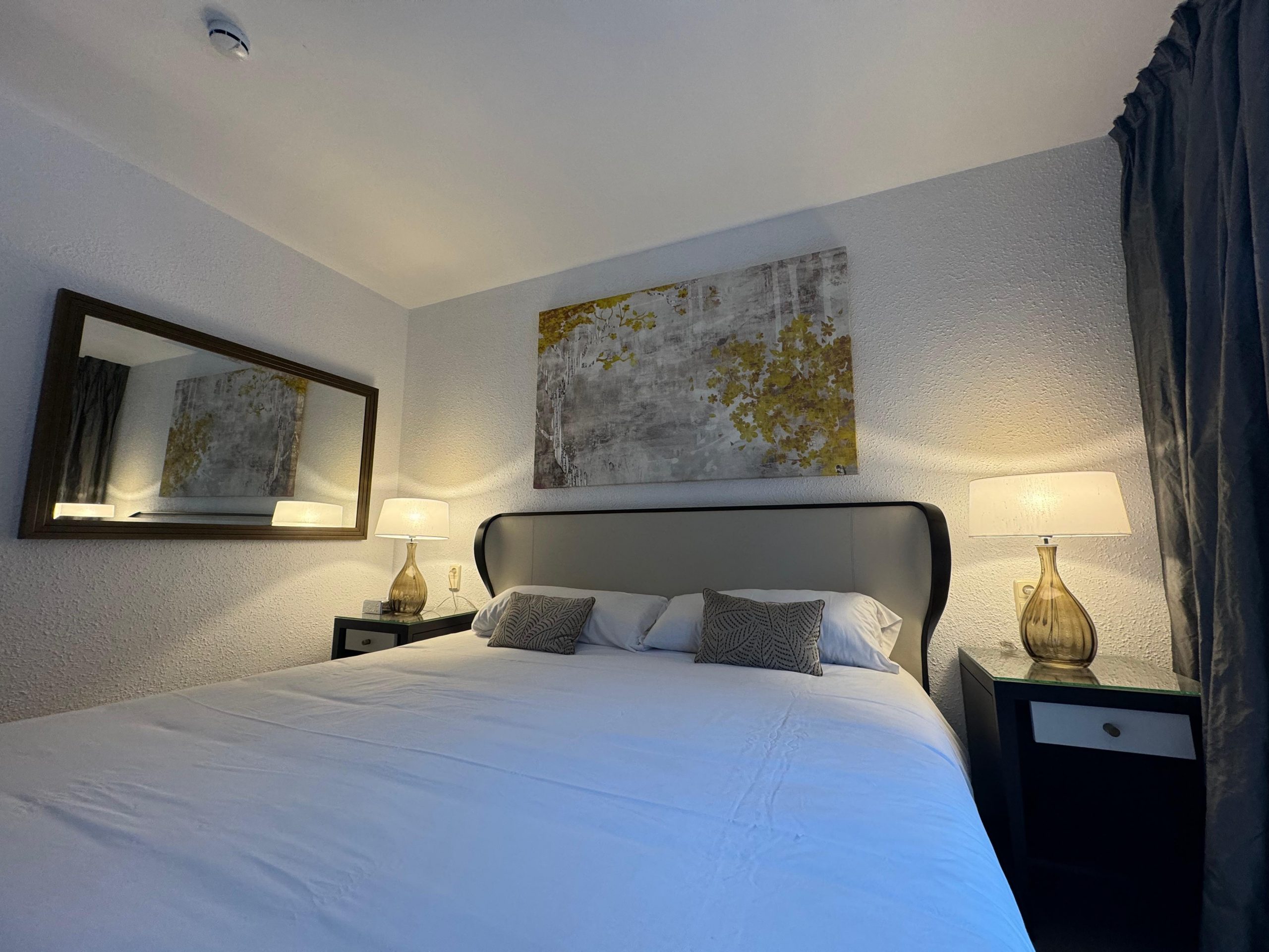 hotel valls valira cama cuadro espejo luz calida